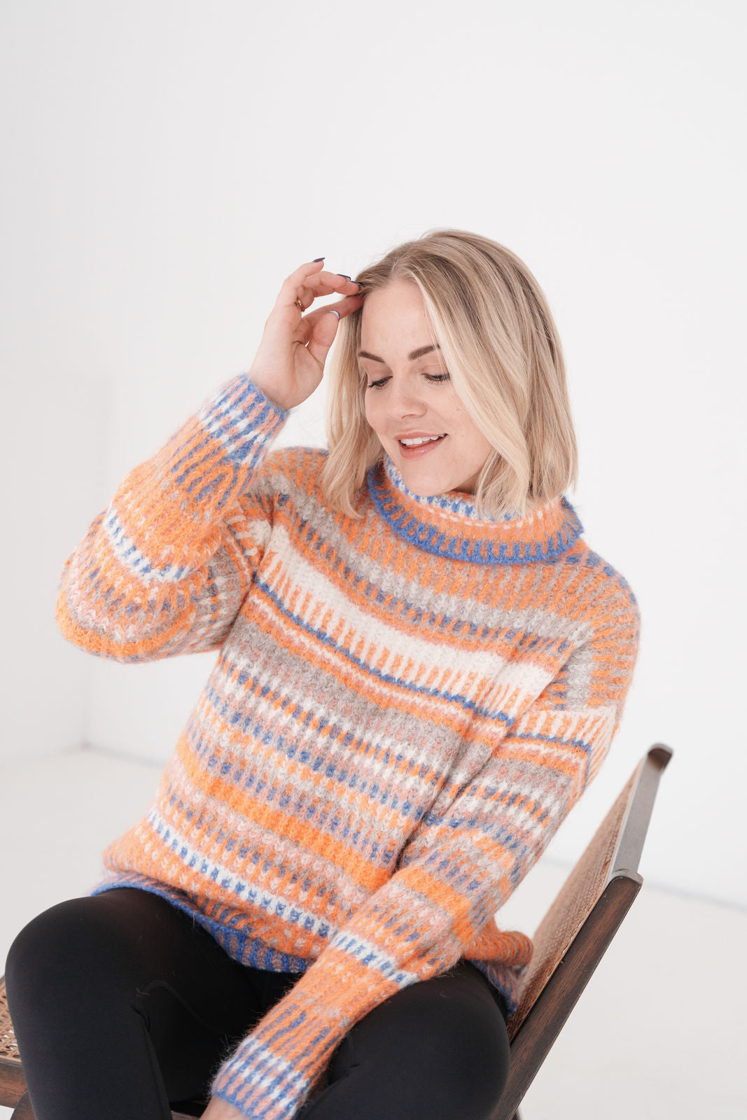 Pullover mit Rollkragen und Streifen (Orange-Blau)