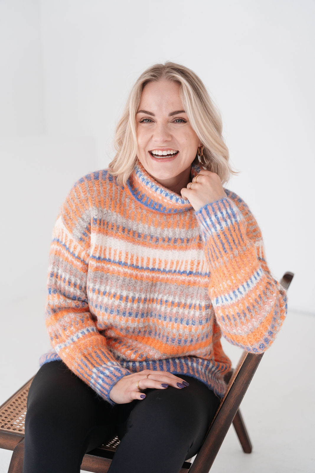 Pullover mit Rollkragen und Streifen (Orange-Blau)