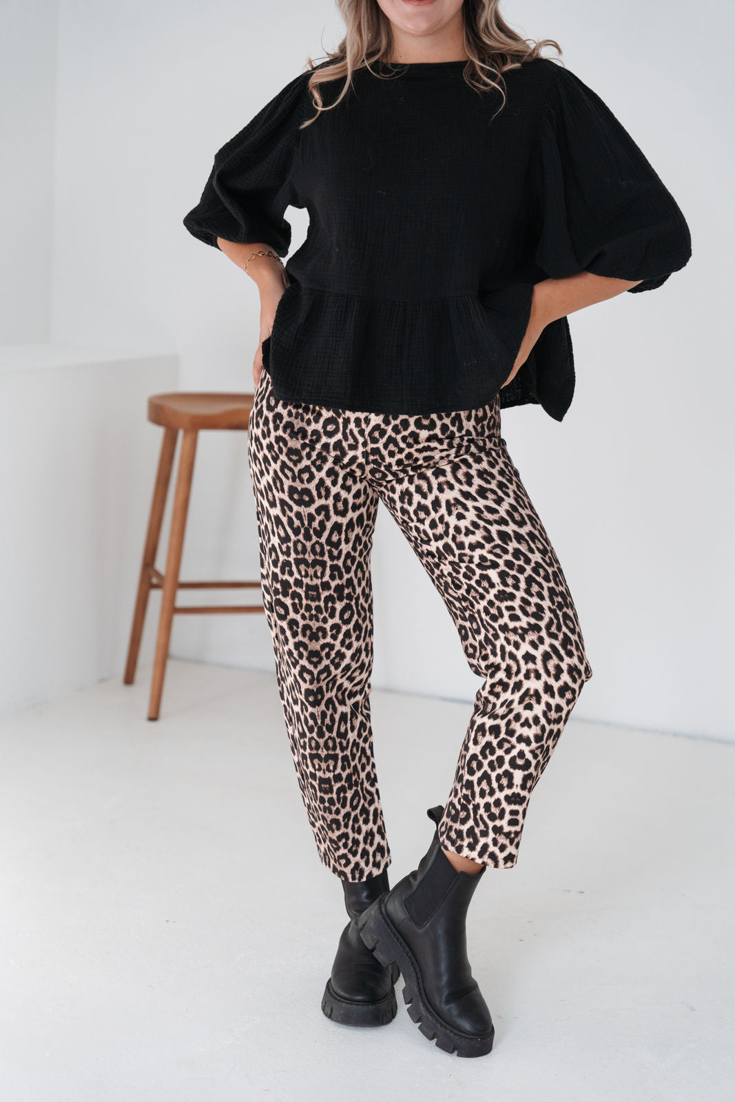 Jeans mit geradem Bein (Leoprint)