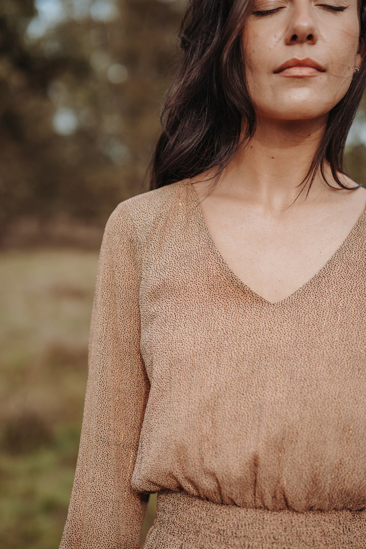 Kurzes Kleid mit Punkten (Camel-Schwarz)