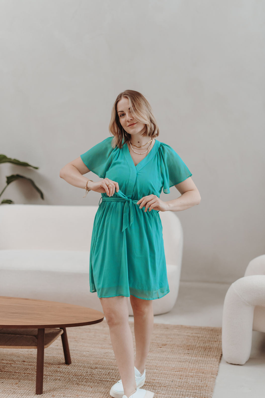 Kurzes Kleid mit V-Ausschnitt (Türkis-Grün)