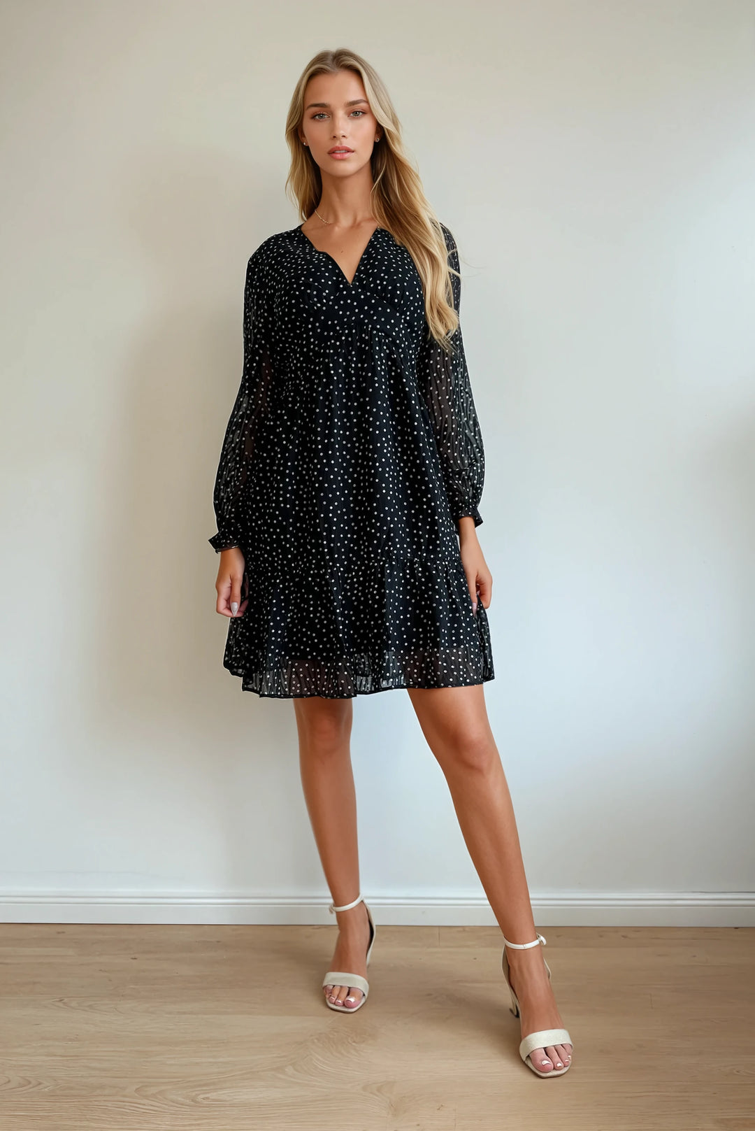 Kurzes Kleid mit langen Ärmeln und Punktemuster (Schwarz-Weiss)