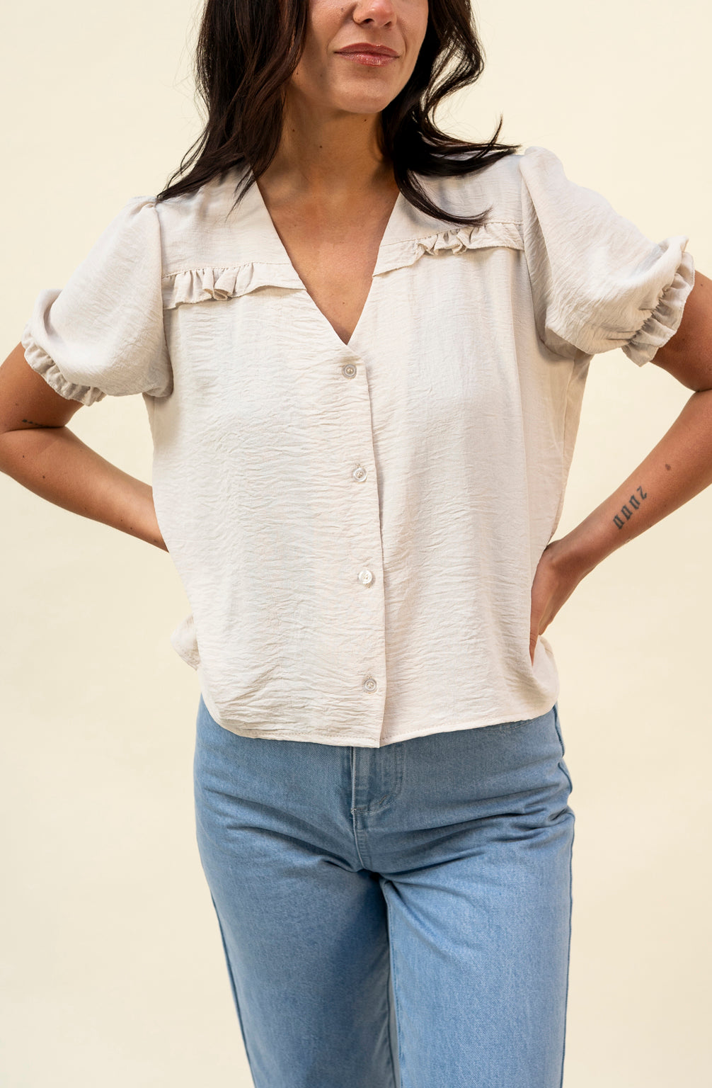 Kurze Bluse mit Rüschen (Beige)