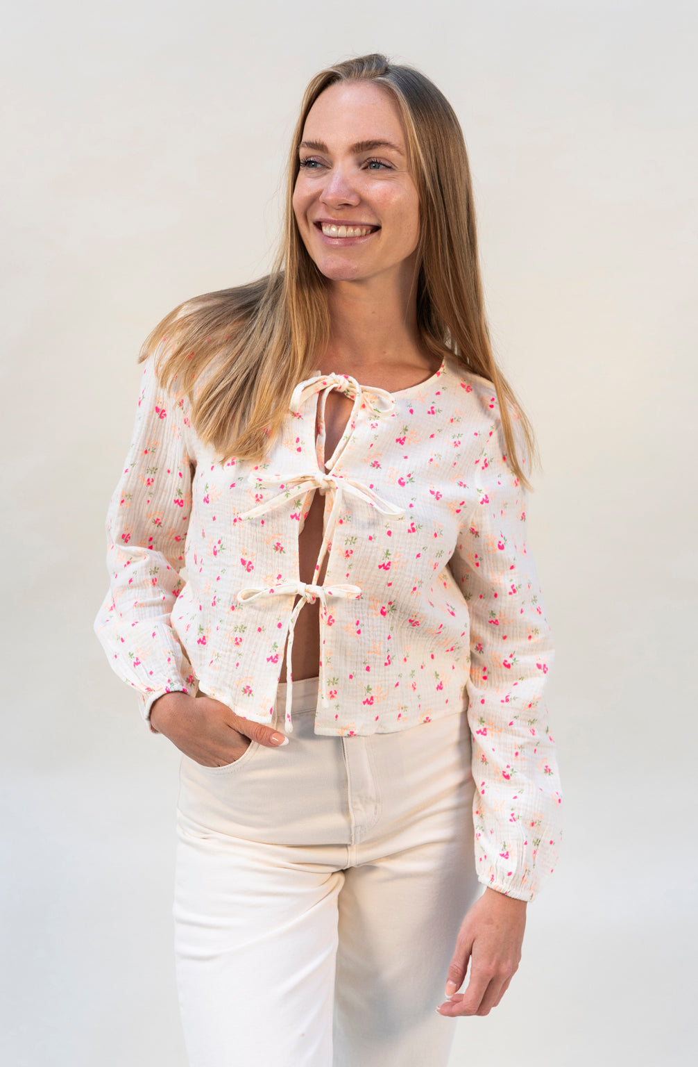 Bluse zum Binden mit Blumenprint (Creme-Pink)