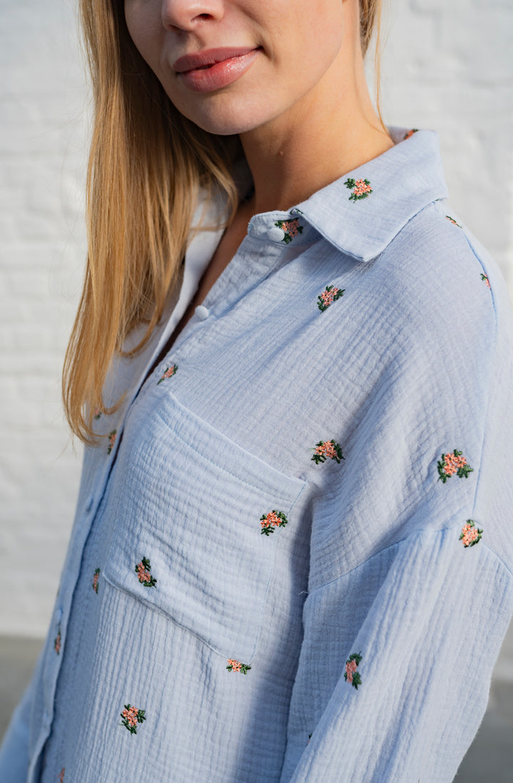 Musselinbluse mit Blumenstickerei (Hellblau)