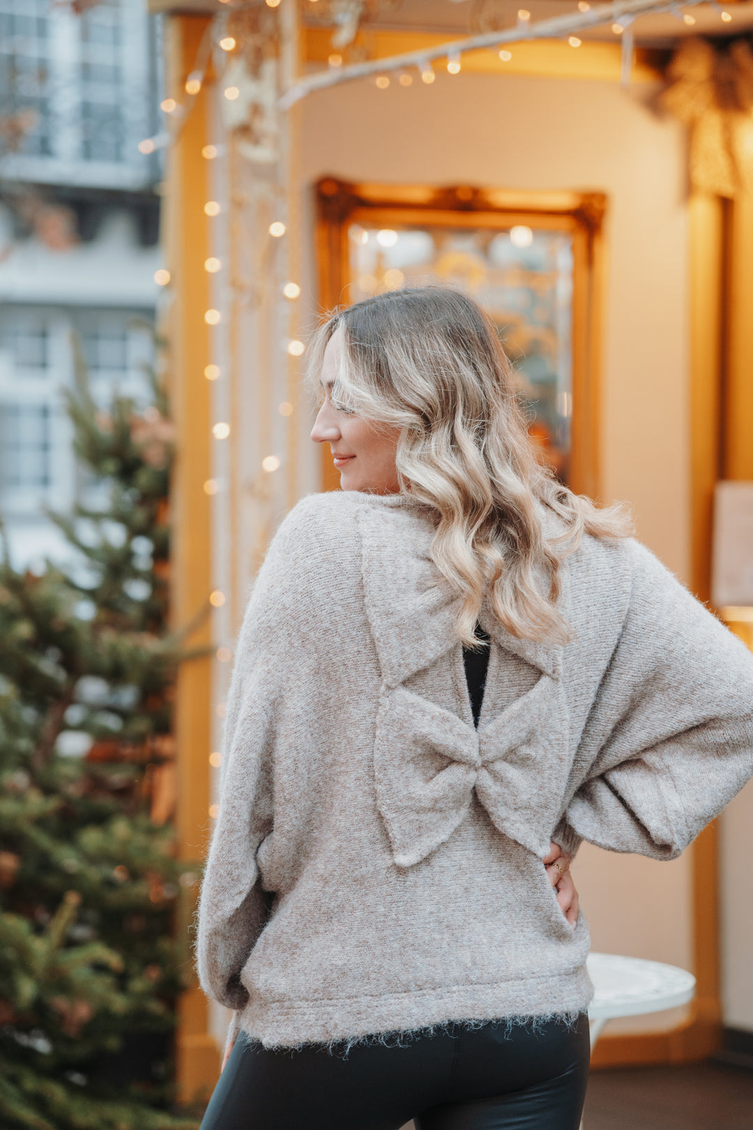 Pullover mit Schleifen am Rücken (Taupe)