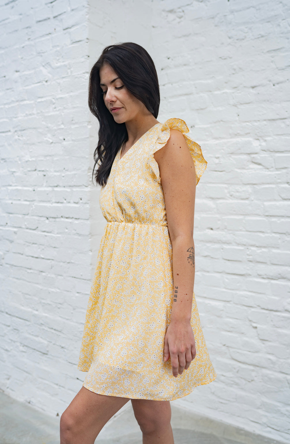 Kleid mit V-Ausschnitt und Volantärmeln (Gelb-Weiss)