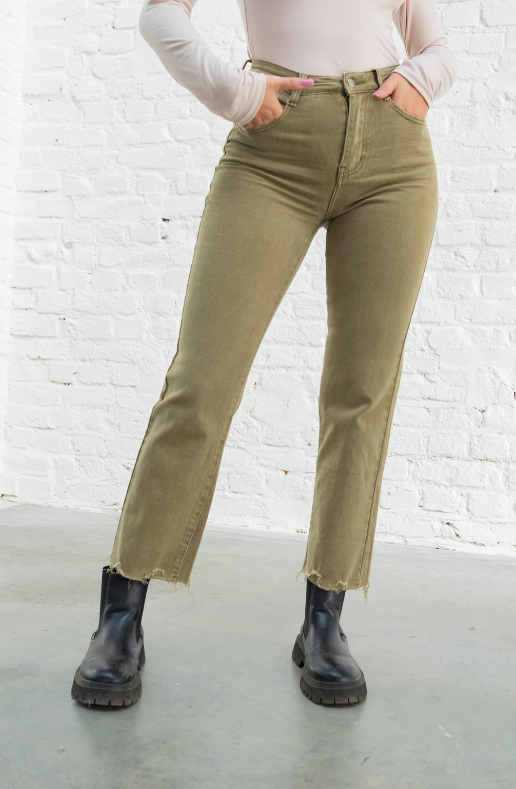 Jeans mit geradem Bein und Fransen (Khaki)