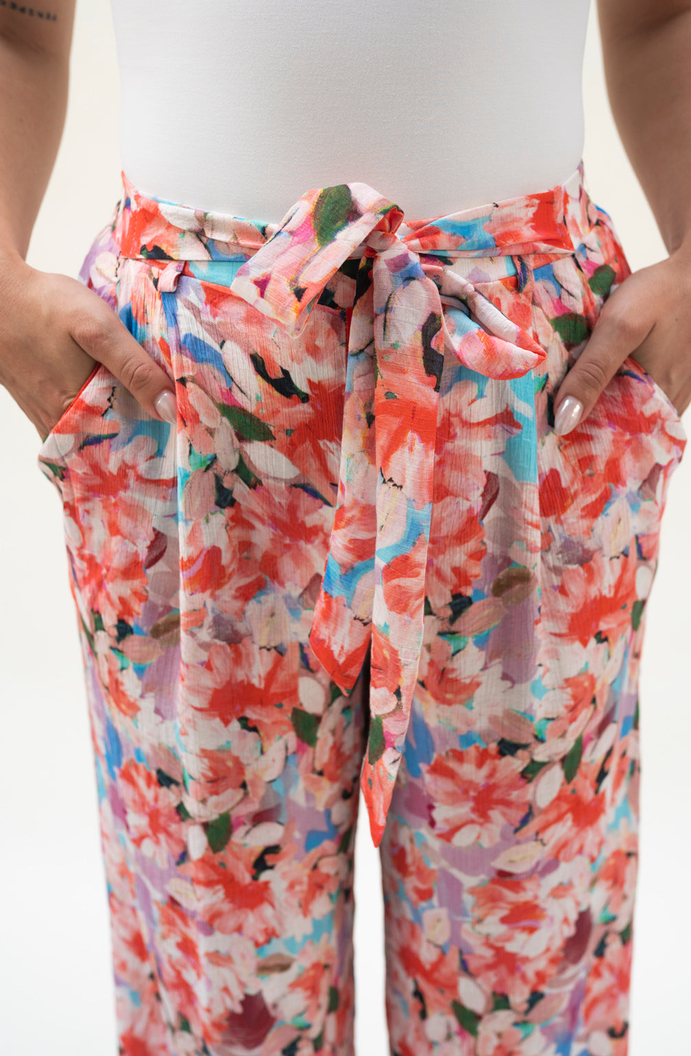 Stoffhose mit Blumenprint (Buntmix)