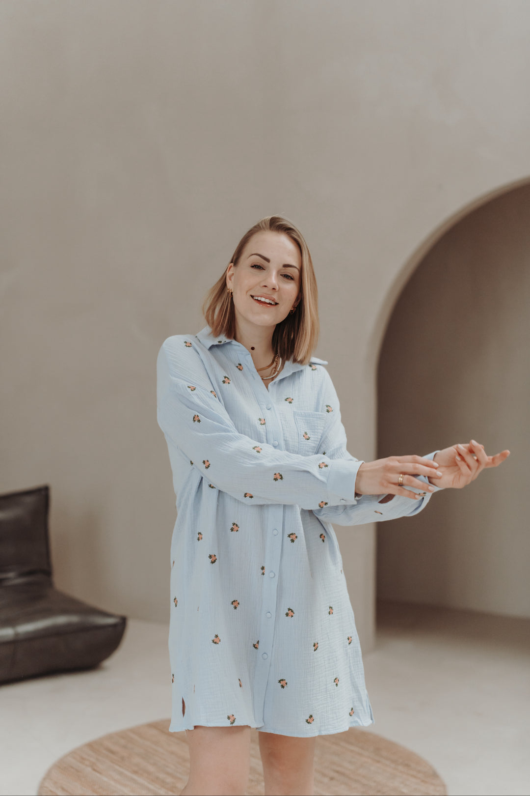 Musselinbluse mit Blumenstickerei (Hellblau)