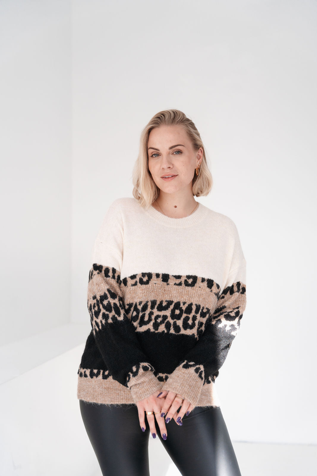 Strickpullover mit Leo-Muster (Creme-Schwarz-Leo)