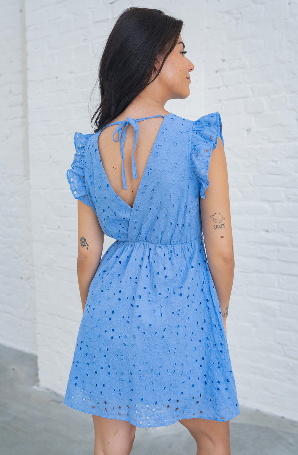 Kurzes Kleid mit Lochstickerei (Blau)