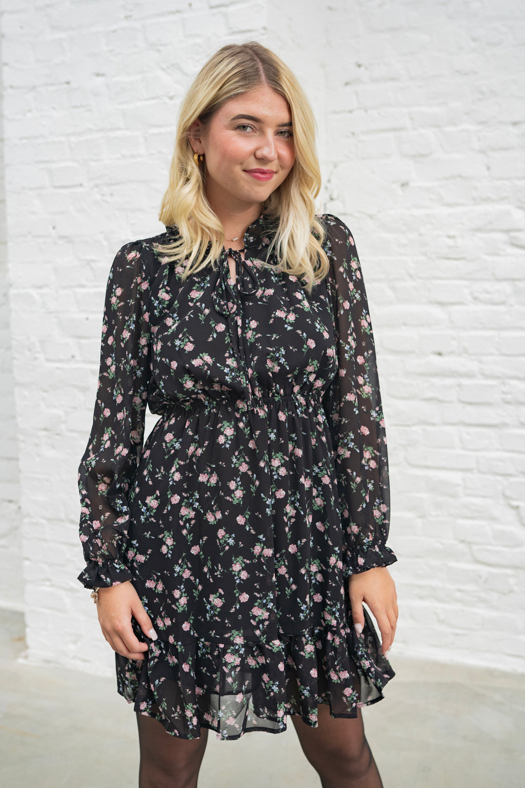 Kurzes Kleid mit Blumenprint (Schwarz-Bunt)