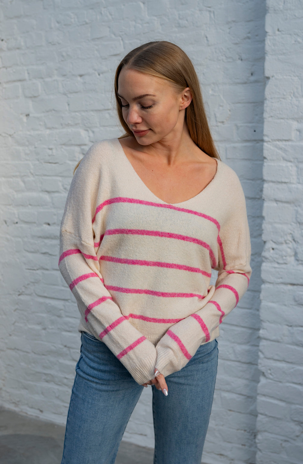 Pullover mit V-Ausschnitt und Streifen (Creme-Pink)
