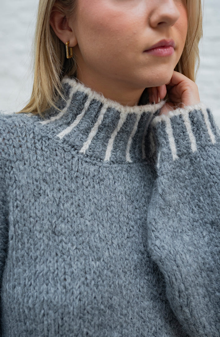 Pullover mit Ziernähten (Grau)