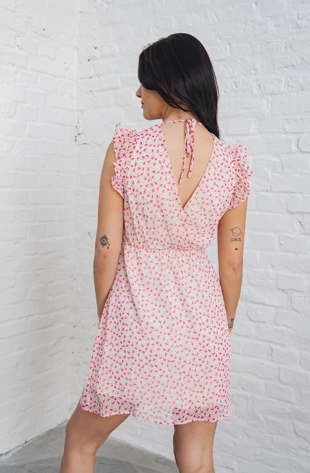 Kleid mit V-Ausschnitt und floralem Muster (Creme-Pink)