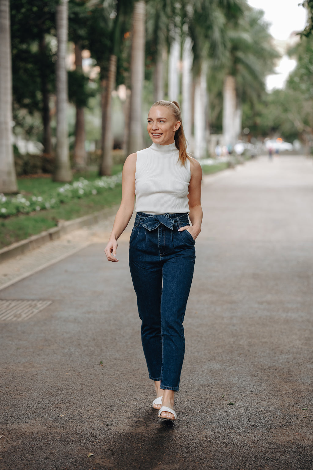 Paperbag Jeans mit Bindegürtel (Dunkelblau)