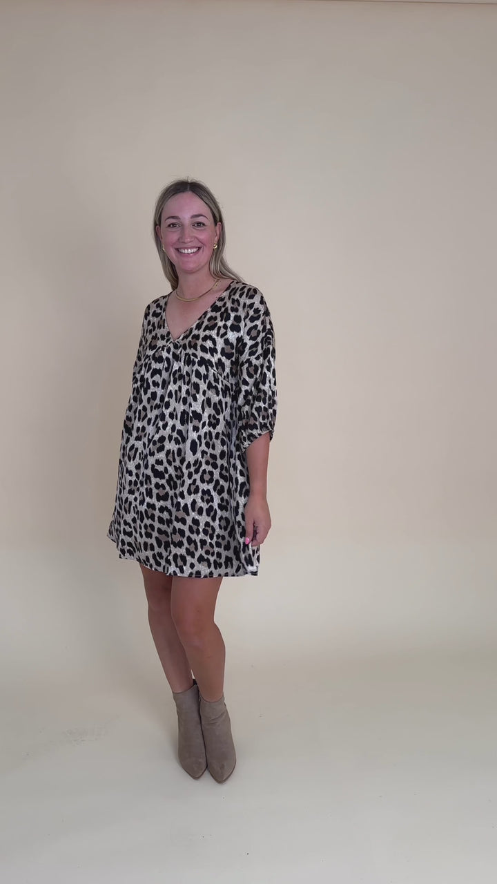 Kurzes Kleid mit Leoprint (Braun-Beige)