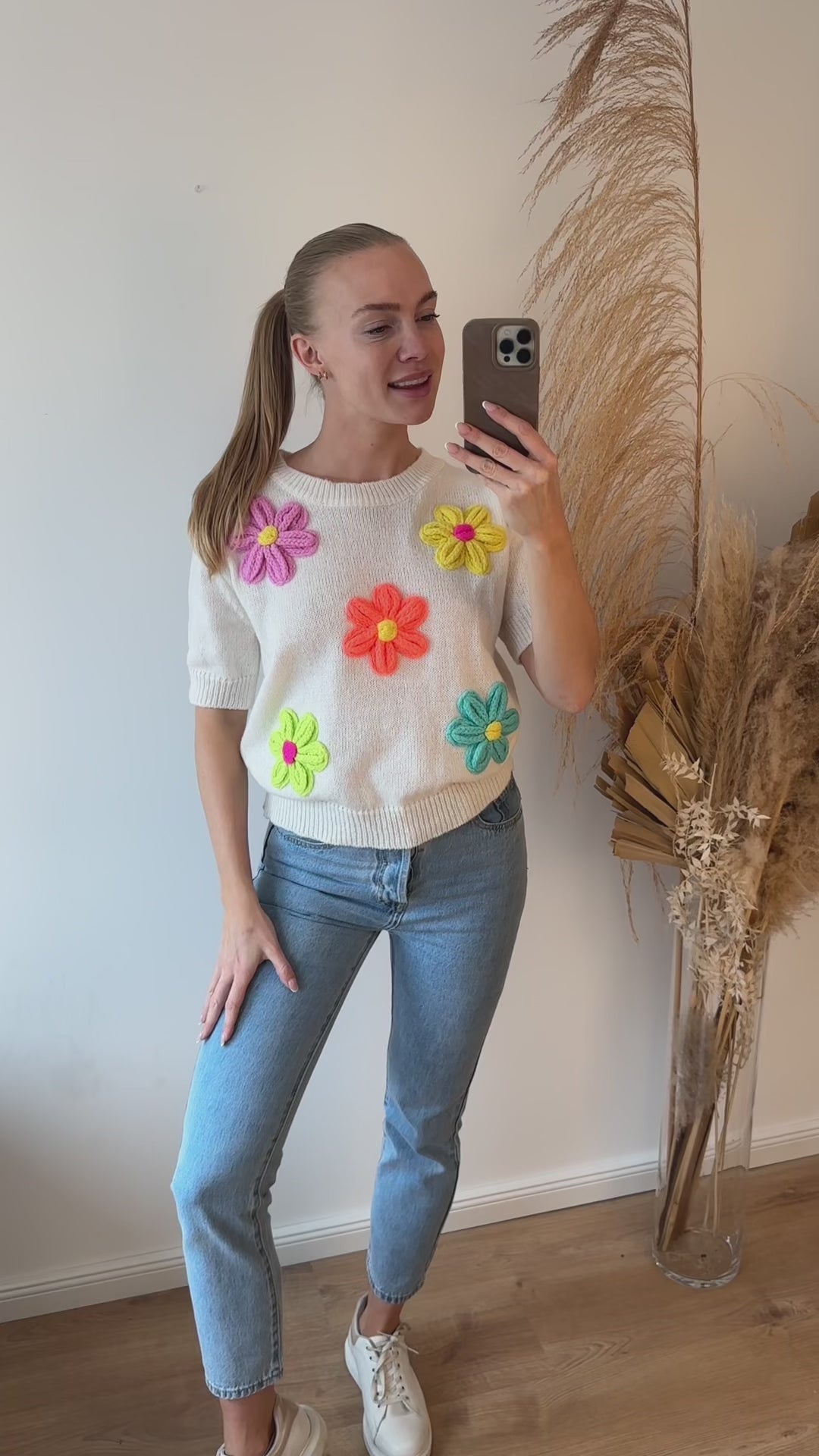 Pullover mit kurzen Ärmeln und 3D Blumenstrick (Creme-Bunt)