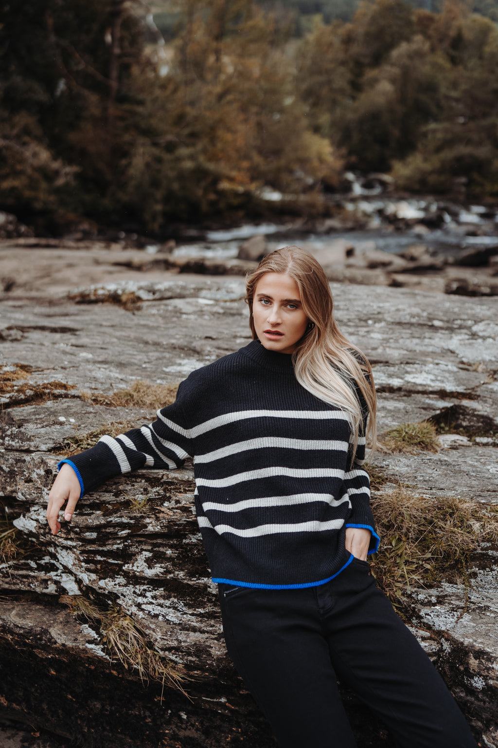 Strickpullover mit Streifen (Schwarz)