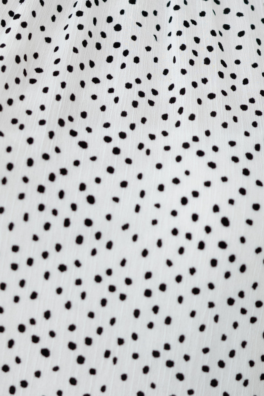 Kleid mit Punktemuster (Weiß-Schwarz)