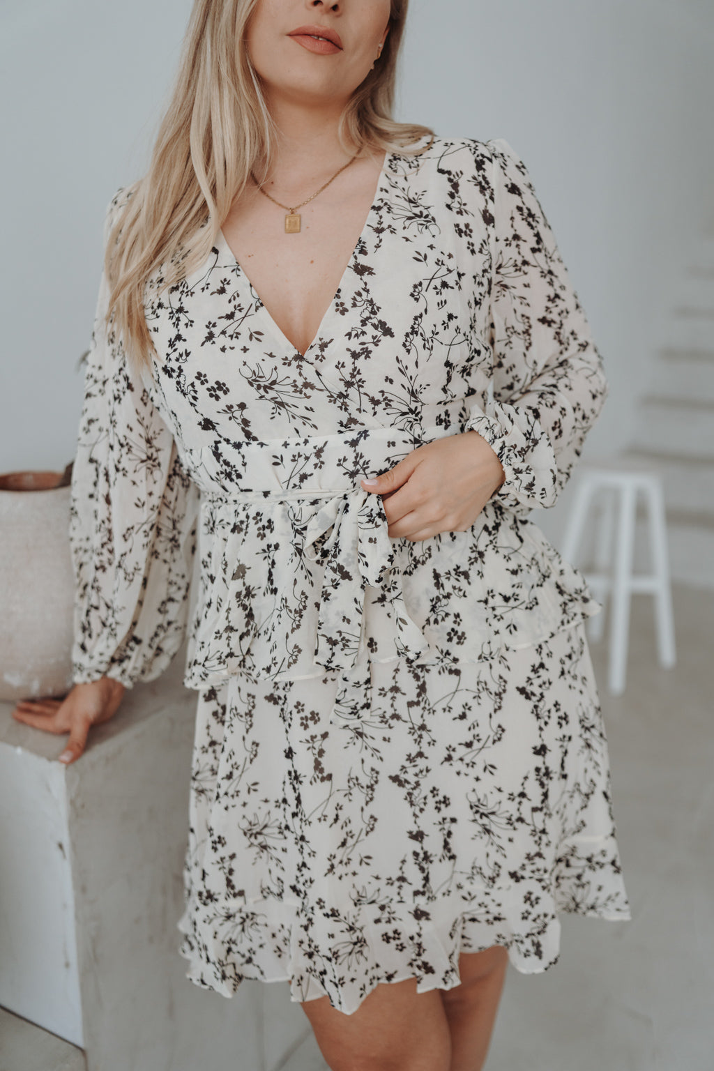 Kleid mit Volants (Creme-Schwarz)