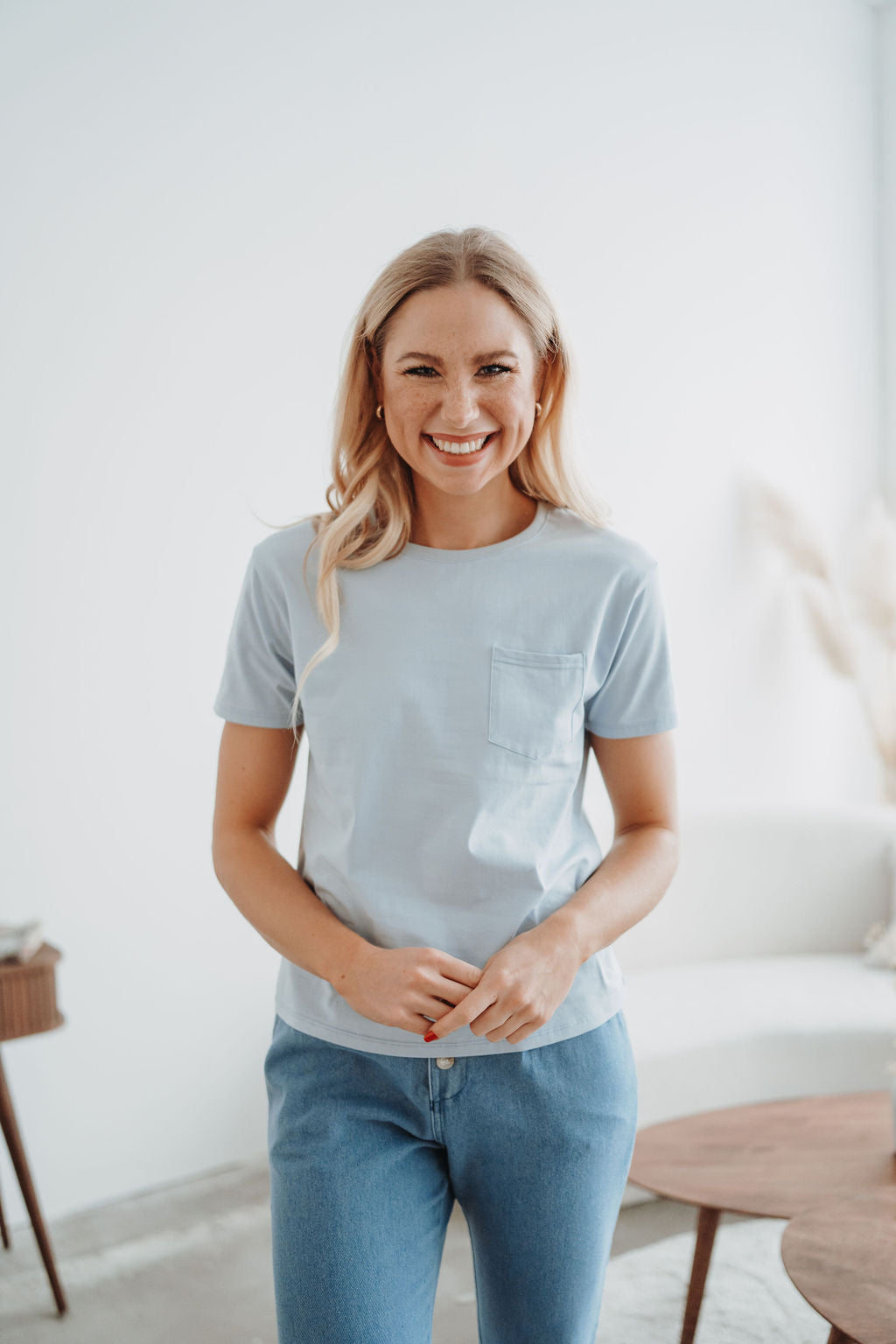 T-Shirt mit Tasche (Hellblau)