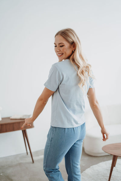T-Shirt mit Tasche (Hellblau)