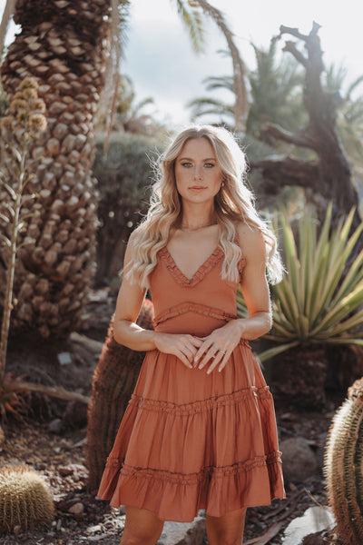 Kleid mit Rüschen (Terracotta)