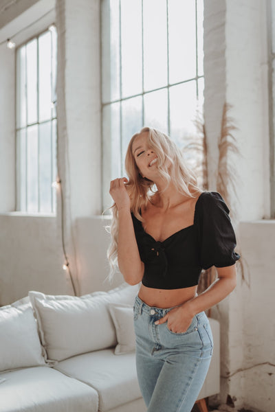 Kurze Bluse mit Ballonärmeln (Schwarz)
