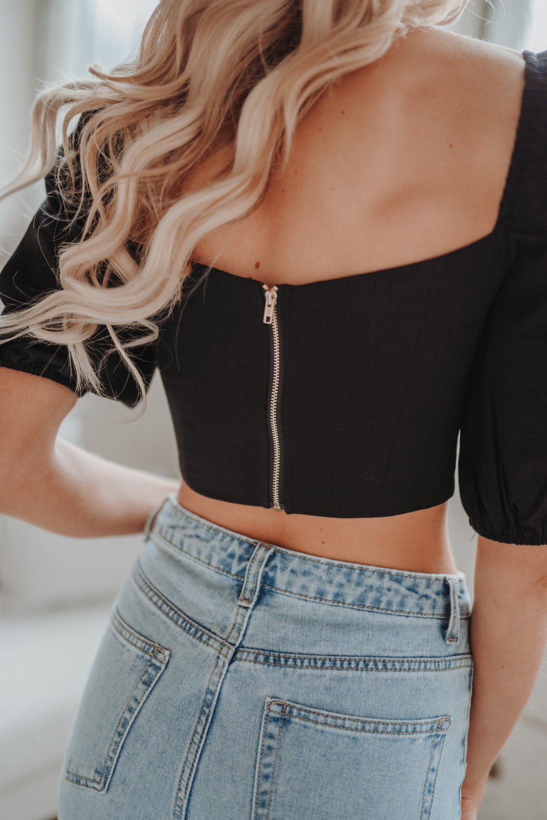 Kurze Bluse mit Ballonärmeln (Schwarz)